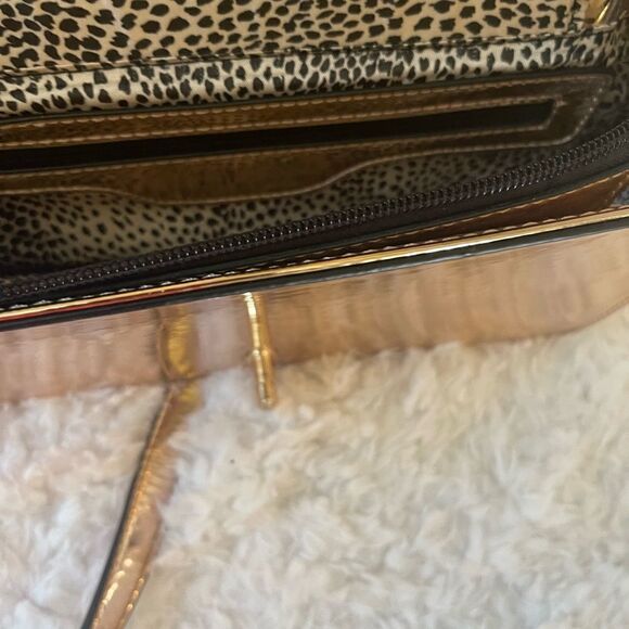 Metallic Rose Gold quilted crossbody bag with adjustable strap. - Picture 5 of 11